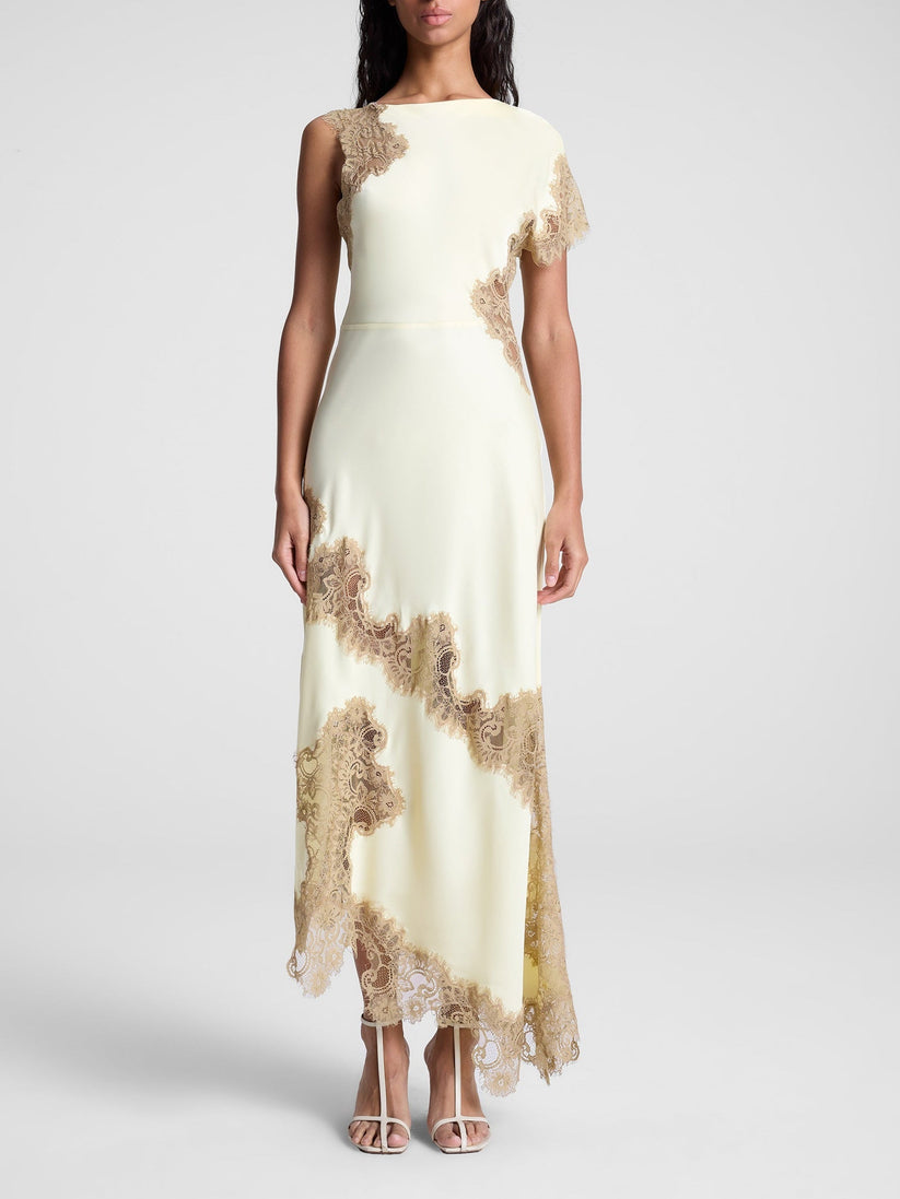 Elegante vestido largo brillante con delicado encaje
