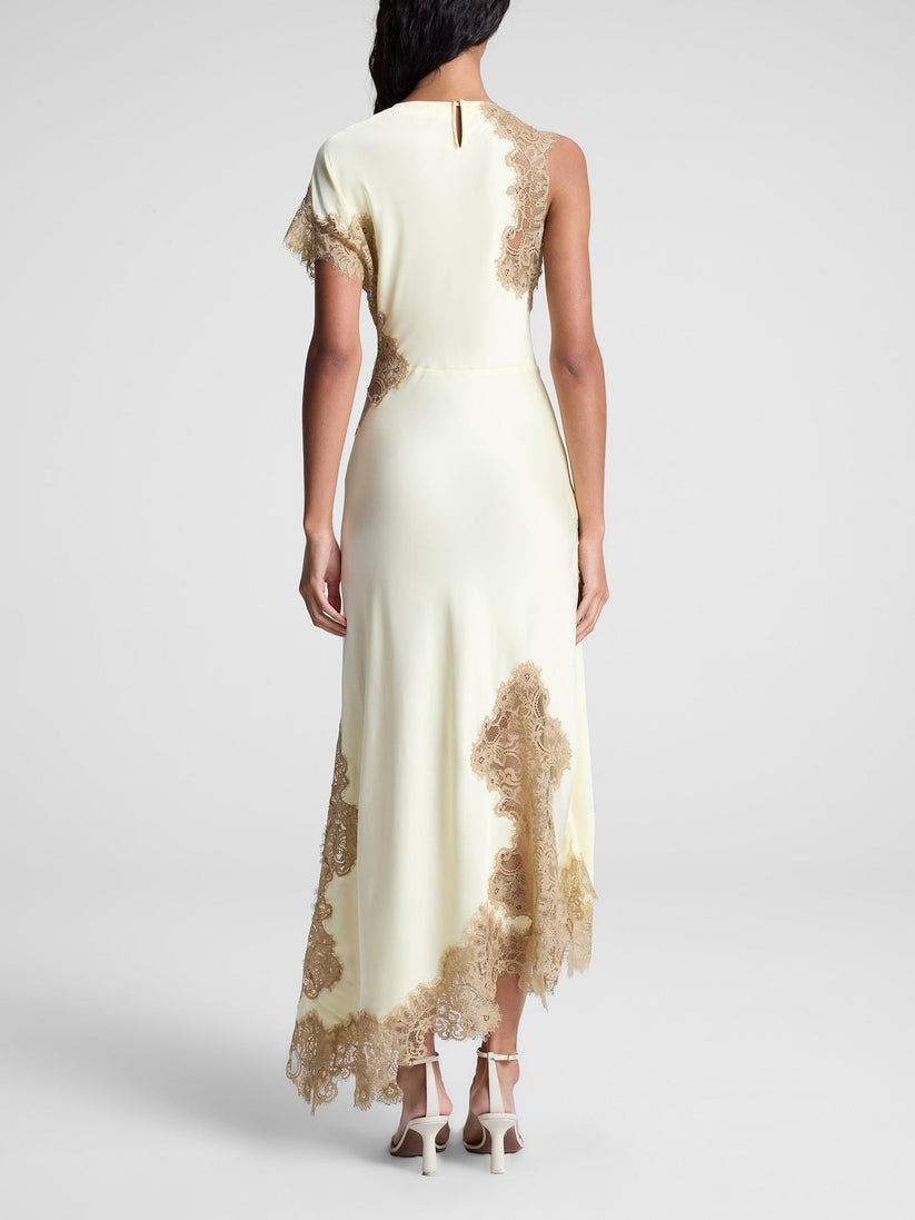 Elegante vestido largo brillante con delicado encaje
