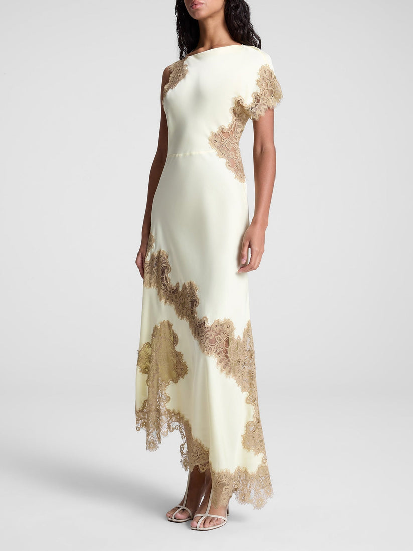 Elegante vestido largo brillante con delicado encaje